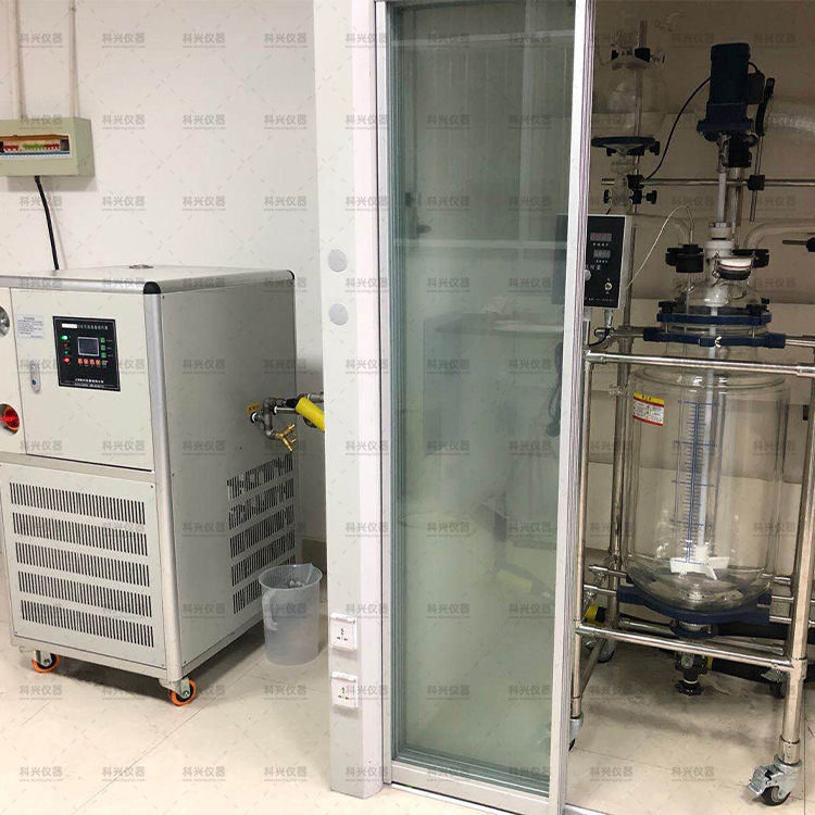 雙層玻璃反應釜 雙層玻璃反應釜升降溫系統特點.jpg